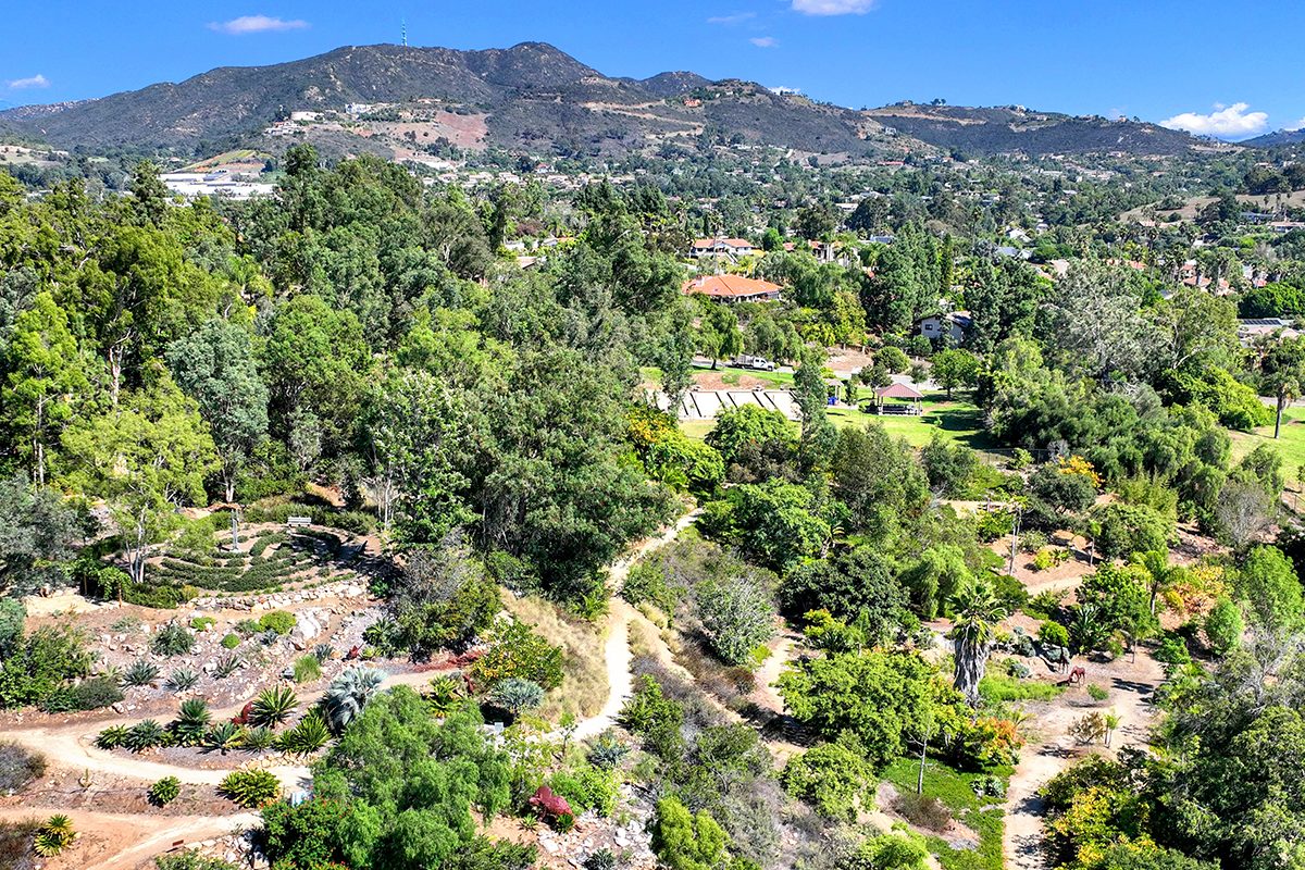 Green hills and neighborhoods of Vista